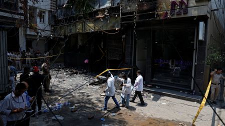 Bomberos y policías rescataron a más de 40 personas tras el incendio en Nueva Delhi.