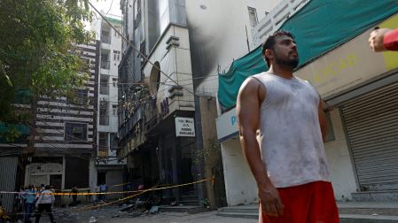 Bomberos y policías rescataron a más de 40 personas tras el incendio en Nueva Delhi.