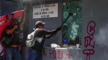 CIUDAD DE MÉXICO, 03JUNIO2026.- Integrantes de la Coordinadora Nacional de Trabajores de la Educación (CNTE), en su mayoría de la sección 9, realizaron una protesta frente a las oficinas de la Secretaria de Educación Pública (SEP), ubicadas sobre Avenida Universidad.FOTO: ROGELIO MORALES  /CUARTOSCURO.COM