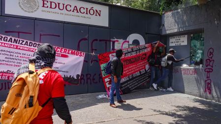 CIUDAD DE MÉXICO, 03JUNIO2026.- Integrantes de la Coordinadora Nacional de Trabajores de la Educación (CNTE), en su mayoría de la sección 9, realizaron una protesta frente a las oficinas de la Secretaria de Educación Pública (SEP), ubicadas sobre Avenida Universidad.FOTO: ROGELIO MORALES  /CUARTOSCURO.COM