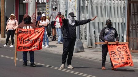 CIUDAD DE MÉXICO, 03JUNIO2026.- Integrantes de la Coordinadora Nacional de Trabajores de la Educación (CNTE), en su mayoría de la sección 9, realizaron una protesta frente a las oficinas de la Secretaria de Educación Pública (SEP), ubicadas sobre Avenida Universidad.FOTO: ROGELIO MORALES  /CUARTOSCURO.COM