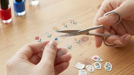 ¿Cómo hacer stickers de uñas caseros? Diseños elegantes, dulces y únicos