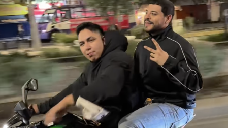 Eduin Caz en la polémica por viajar en moto sin casco.
