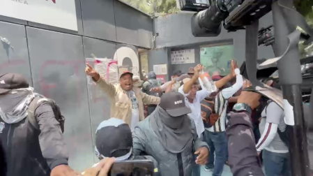 Tras irrumpir en la sede de la SEP en avenida Universidad, maestros de la CNTE vandalizaron y realizaron quemas en el interior del inmueble.