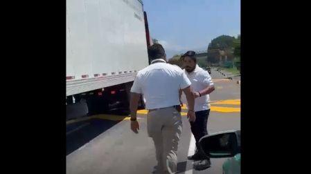 Agente del INM agarra a golpes a taxista en Chiapas
