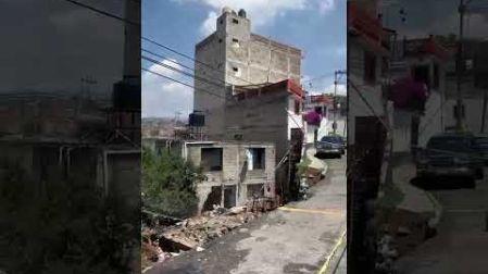 La intensa lluvia y granizada registradas en Cuajimalpa provocaron el colapso de una barda de más de 10 metros, afectaciones en viviendas y daños a la infraestructura de servicios. Aunque no se reportaron personas lesionadas, vecinos temen que nuevos deslaves ocurran con las próximas lluvias y piden apoyo urgente de las autoridades.

#Cuajimalpa #LluviasCDMX #CDMX