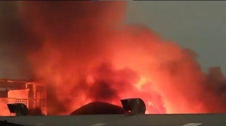 Los servicios de emergencia trabajan para combatir las llamas y evitar que el fuego se extienda