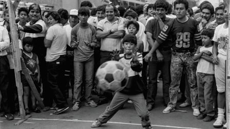 La exposición presenta el otro futbol, el llanero, el que se juega en el barrio.