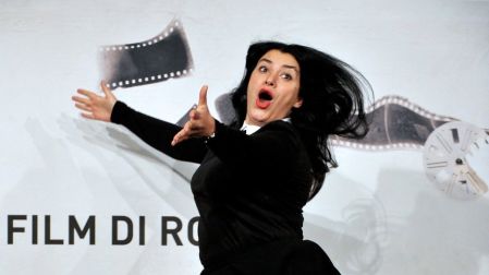 Marjane Satrapi gesticula mientras posa durante la sesión de fotos.