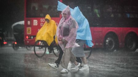 CIUDAD DE MÉXICO. Capitalinos se protegen de las altas lluvias registradas está tarde en la capital.FOTO: MARIO JASSO/CUARTOSCURO.COM