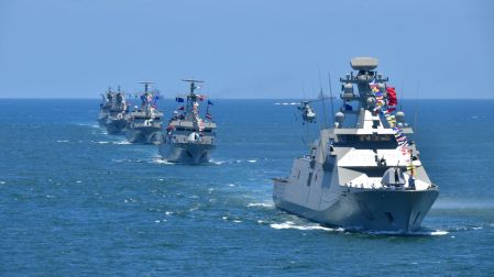 A la formación naval se sumaron tres helicópteros tipo Panther, que efectuaron maniobras de anaveaje sobre las cubiertas de vuelo de las unidades participantes.