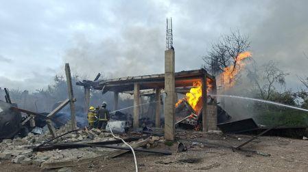 Estructura de concreto destruida y en llamas tras la fuerte explosión de un almacén ilegal de gas en San Juan Negrete, Tepeaca.