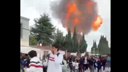 Estudiantes son evacuados de emergencia ante la inmensa columna de humo provocada por la explosión de un almacén clandestino de gas en Tepeaca, Puebla.