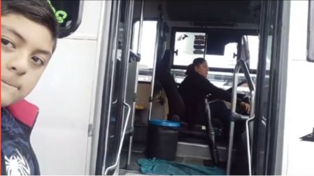 "Ese es nuestro camión": El emotivo video de un niño orgulloso de su mamá camionera conmueve internet