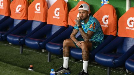Neymar no ha podido estar a la par de sus compañeros en la preparación rumbo al Mundial debido a su condición física.