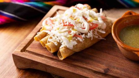 Cómo recalentar tacos dorados de pollo