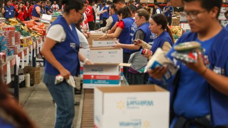 Voluntarios de la Cruz Roja Mexico y Fundación Walmart preparan cinco mil despensas  durante el lanzamiento de la campaña Unidos contra la emergencia en colaboración con Fundación Walmart.