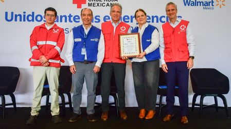Voluntarios de la Cruz Roja Mexico y Fundación Walmart
