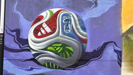 En este espacio se aprecia un balón de fútbol que exhibe de forma idéntica el logotipo del torneo.