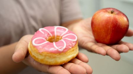 ¿Cómo manejo los dulces y la comida chatarra sin volverlos una obsesión para mi hijo?