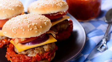 ¿Cómo manejo los dulces y la comida chatarra sin volverlos una obsesión para mi hijo?