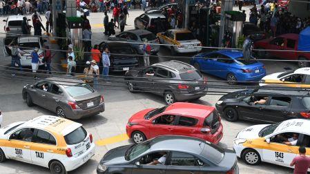 Caos y tensión entre taxis y autos particulares crowding en las bombas de una gasolinera Pemex en Tuxtla para recibir gasolina gratis de la CNTE.
