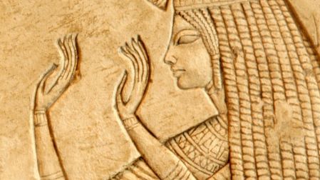 Junto a Akenatón impulsó una revolución religiosa que cambió la historia egipcia.