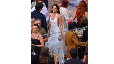 La cantante sorprendió con un vestido de novia poco convencional firmado por Bottega Veneta.