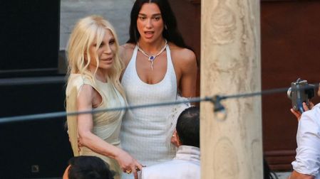 Entre los invitados destacaron figuras como Donatella Versace, Charli XCX, Troye Sivan y Joe Alwyn.