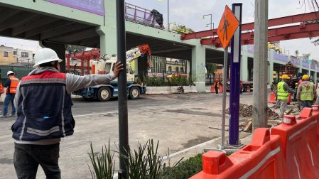 En paralelo, trabajadores avanzan en la intervención artística de los pilares que sostienen la estructura