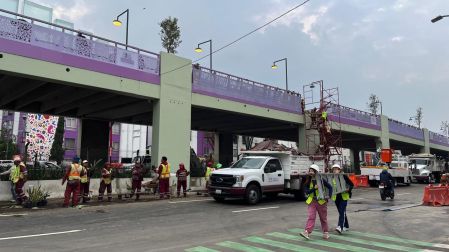 En paralelo, trabajadores avanzan en la intervención artística de los pilares que sostienen la estructura