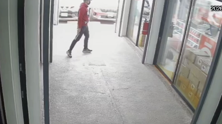 Cámaras captan violento atraco en Plaza Zaragoza; SSP Aguascalientes asegura armas y recupera botín