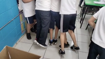 El menor de edad celebró su regalo junto con sus compañeros de clase