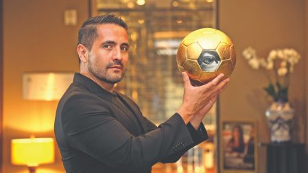 Cada balón pintado por Gildo Medina lleva un recubrimiento con hoja de oro.