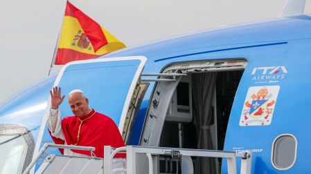 El papa León XIV saluda a la gente a su llegada al aeropuerto de Barajas en Madrid, España.