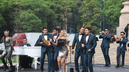 Toda una fiesta masiva en La Ola Más Grande del Mundo