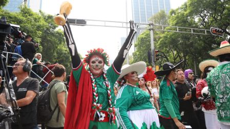Toda una fiesta masiva en La Ola Más Grande del Mundo