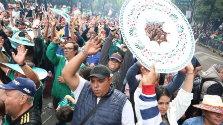 Toda una fiesta masiva en La Ola Más Grande del Mundo