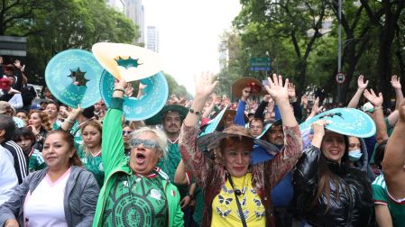 Toda una fiesta masiva en La Ola Más Grande del Mundo