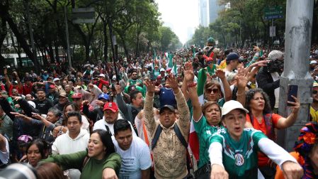 Toda una fiesta masiva en La Ola Más Grande del Mundo