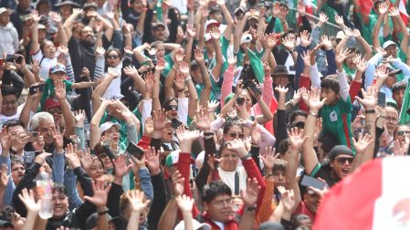 Toda una fiesta masiva en La Ola Más Grande del Mundo