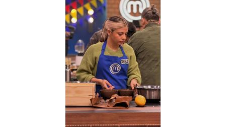 Daniela Parra cocinando en MasterChef 24/7.