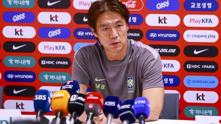 El técnico Hong Myung-bo ofreció una conferencia de prensa en Verde Valle