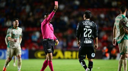 El árbitro mexicano, Fernando Hernández en un partido