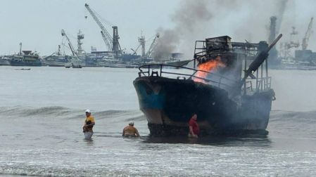 Columnas de humo negro fueron visibles desde distintos puntos de la ciudad ecuatoriana.