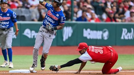 Jugadores de Olmecas y Diablos Rojos en un partido