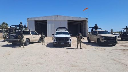 Ejército y Guardia Nacional aseguraron una aeronave tipo Cessna con cocaína, armas y vehículos en Baja California, en un operativo con apoyo de Estados Unidos.