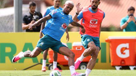 Wesley (Con camiseta azul) salió lesionado del partido contra Egipto y es duda para el Mundial 2026
