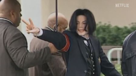 Michael Jackson saliendo de su juicio en el documental.