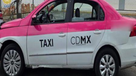 Los dos hombres y las dos mujeres se dieron a la fuga a bordo de un vehículo con la cromática rosa con blanco